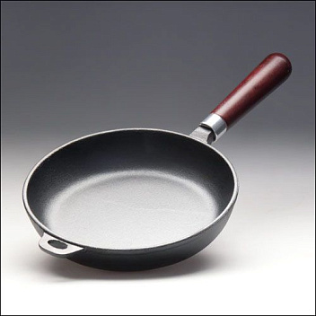 Сковорода d=26 см. h=5,5 см. 2,4 л. чугун. с дерев. ручкой /1/6/